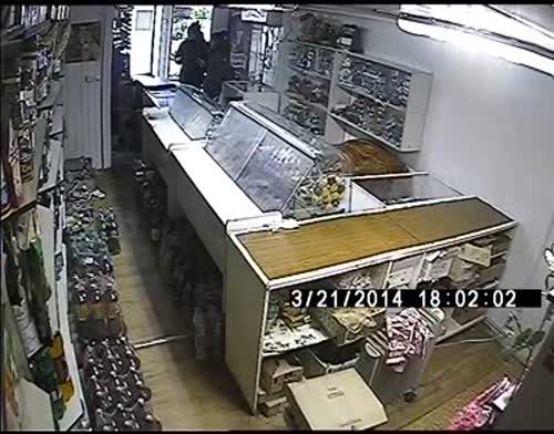 В Чистополе мужчине удалось утащить из магазина полный ящик с водкой (видео)