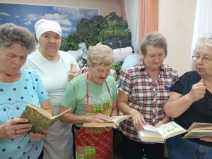 Чистопольские библиотекари рассказали волонтёрам о целительной силе растений