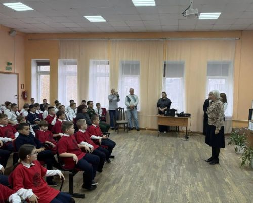 На уроке мужества в чистопольской школе волонтерам передали гуманитарную помощь для бойцов СВО