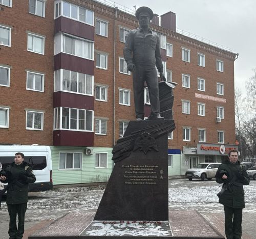 В Чистополе День Героев Отечества отметили митингом у памятника Игорю Груднову