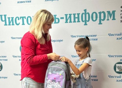 В редакции «Чистополь-информ» первокласснице подарили рюкзак и канцелярские принадлежности