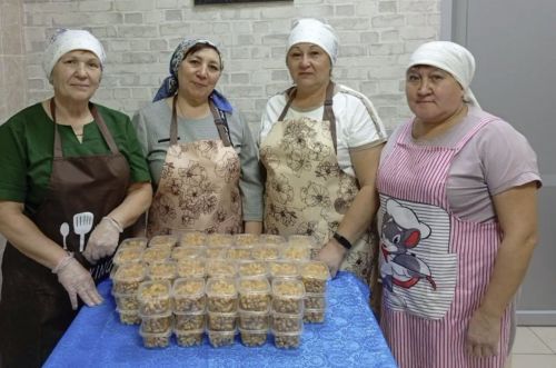 В Чистопольском доме социального обслуживания испекли чак-чак и написали письма для бойцов