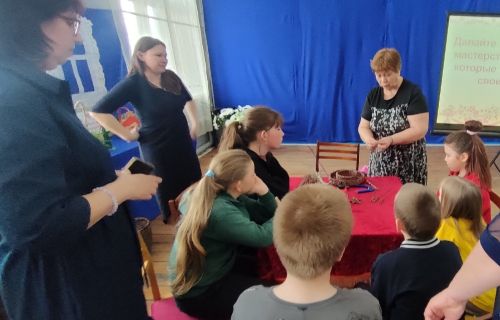 Жительница Чистопольского района Валентина Кирхнер провела для односельчан мастер-класс по лозоплетению