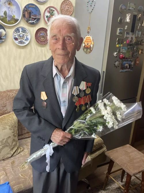 Труженик тыла из Чистополя Александр Волосянков принимал поздравления с днем рождения