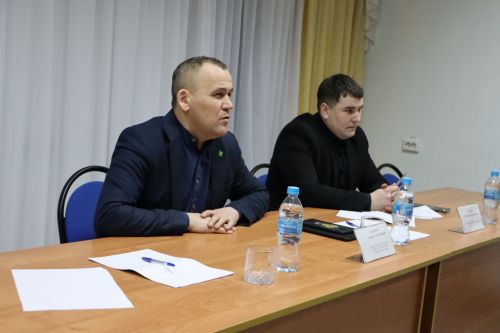 В ходе схода граждан руководитель райисполкома Эдуард Хасанов ответил на вопросы коллективов
