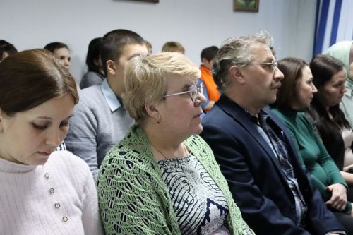 В ходе схода граждан руководитель райисполкома Эдуард Хасанов ответил на вопросы коллективов