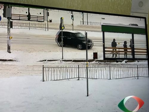 В Нижнекамске внедорожник сбил девушку на остановке