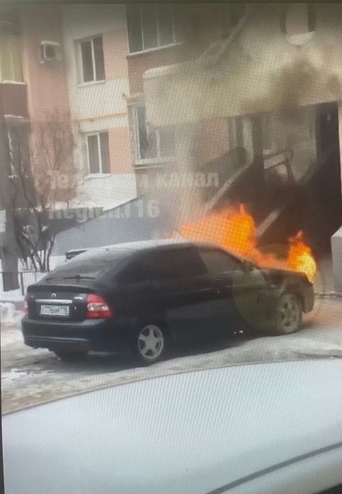 В казанском дворе загорелась легковушка
