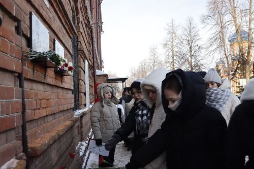 1нче мәктәп бинасында махсус хәрби операциядә һәлак булганнар истәлегенә мемориаль такталар ачылды