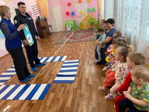 Воспитанники детского сада в Чистопольском районе повторили ПДД вместе с сотрудниками Госавтоинспекции