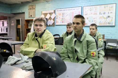 В рамках профессионального обучения в Чистопольском сельскохозяйственном техникуме проходят занятия по сварочному делу (Фоторепортаж)