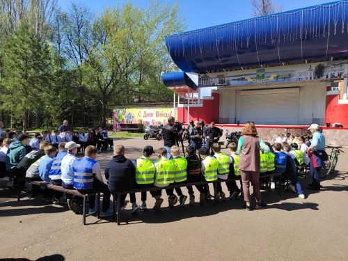 Байкеры напомнили чистопольским школьникам о правилах безопасности для велосипедистов