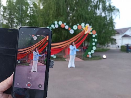 «Песни войны, песни Победы»: чистопольские артисты дали концерт под открытым небом