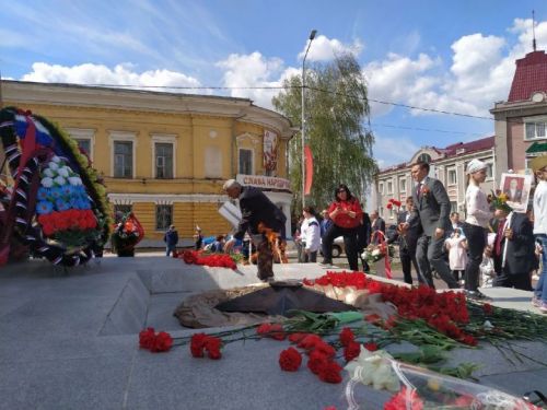 Возложение венков и цветов к Вечному огню и на аллее Героев