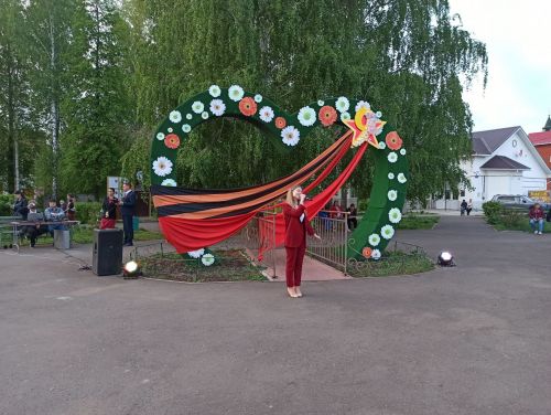 «Песни войны, песни Победы»: чистопольские артисты дали концерт под открытым небом