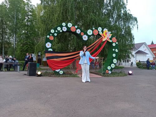 «Песни войны, песни Победы»: чистопольские артисты дали концерт под открытым небом