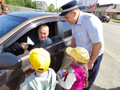 Воспитанники чистопольского детского сада подарили водителям и пешеходам бумажных голубей