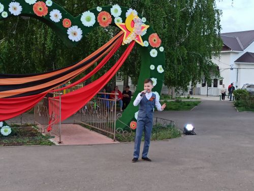 «Песни войны, песни Победы»: чистопольские артисты дали концерт под открытым небом
