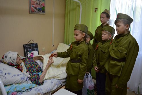Ветеранов  дома-интерната «Юлдаш» поздравили с наступающим Днем Победы