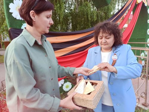 «Песни войны, песни Победы»: чистопольские артисты дали концерт под открытым небом