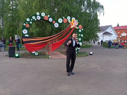 «Песни войны, песни Победы»: чистопольские артисты дали концерт под открытым небом
