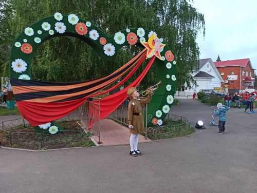 «Песни войны, песни Победы»: чистопольские артисты дали концерт под открытым небом