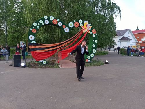 «Песни войны, песни Победы»: чистопольские артисты дали концерт под открытым небом