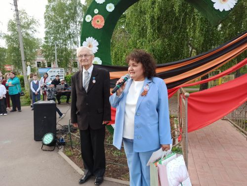 «Песни войны, песни Победы»: чистопольские артисты дали концерт под открытым небом