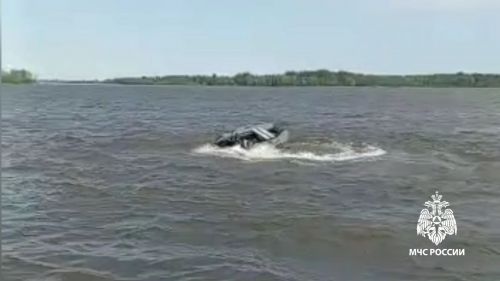 В Чистополе на Каме очевидцы обнаружили лодку без людей с заведенным мотором