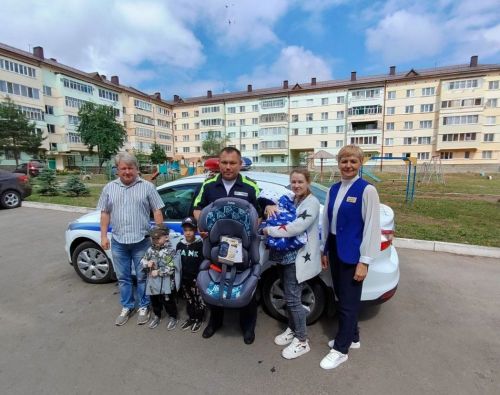 Две семьи из Чистополя получили в подарок детские автокресла