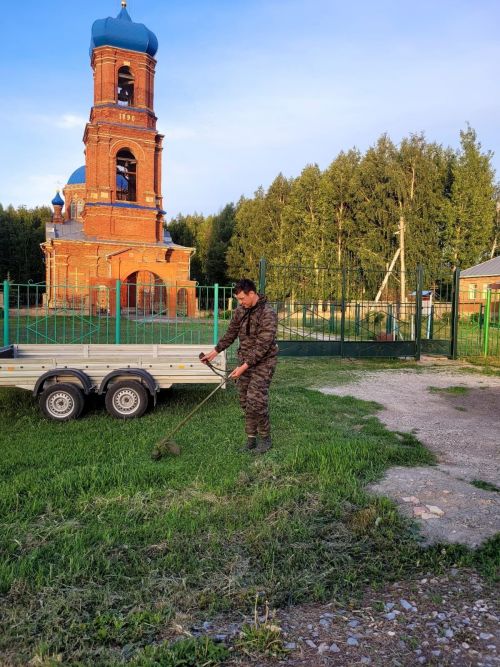 В сельском храме Чистопольского района прошла уборка перед праздником Святой Троицы