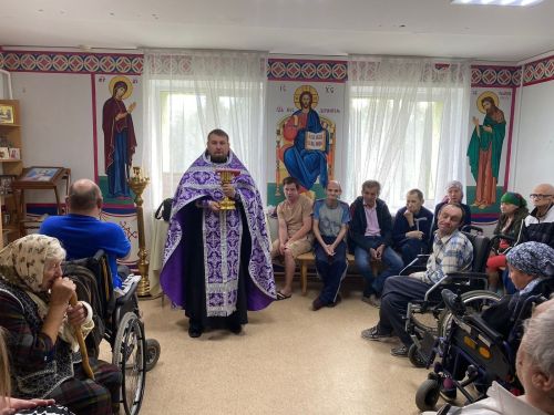 Священник причастил подопечных чистопольского дома-интерната
