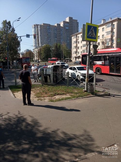В Казани «Лада Ларгус» опрокинулась на бок на дороге