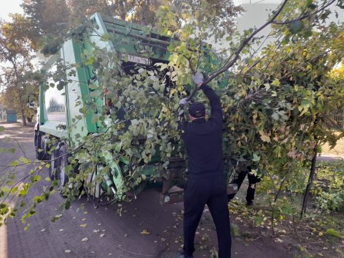 В Чистополе на территории монумента Победы и памятного якоря провели субботник