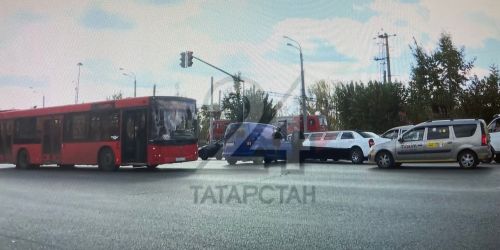 В Казани столкнулись легковушка, лимузин и автобус