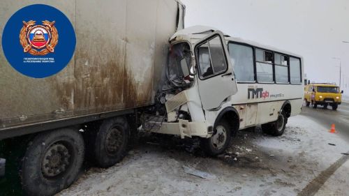 В столкновении автобуса с фурой на трассе в РТ пострадали 10 человек