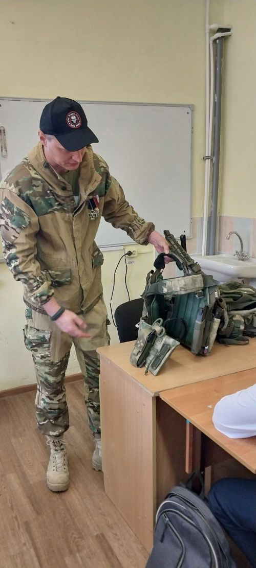 Ветеран СВО провёл «Урок мужества» в чистопольском лицее