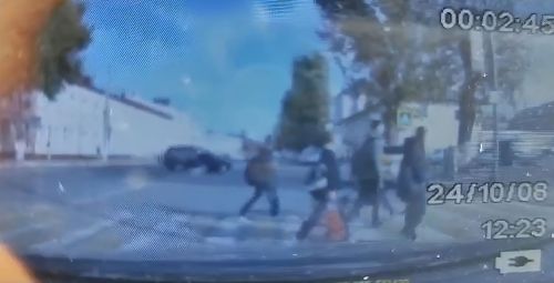 В Чистополе привлекли к ответственности водителя, по вине которого из автомобиля выпала его дочь