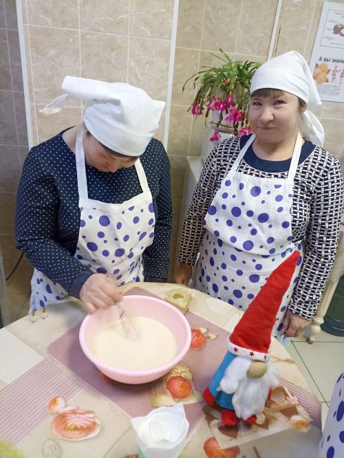 В чистопольском доме-интернате прошел мастер-класс по приготовлению блинов
