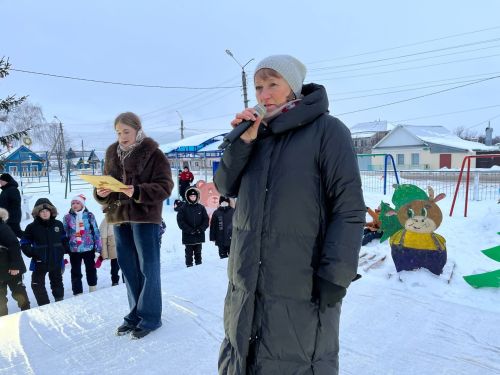 В микрорайонах Чистополя продолжаются открытия ёлок