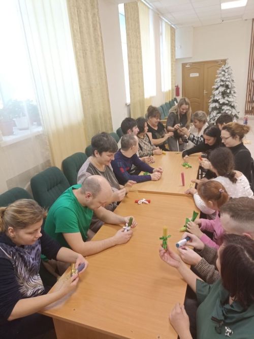 Для чистопольской молодежи прошел мастер-класс по созданию свечей из вощины