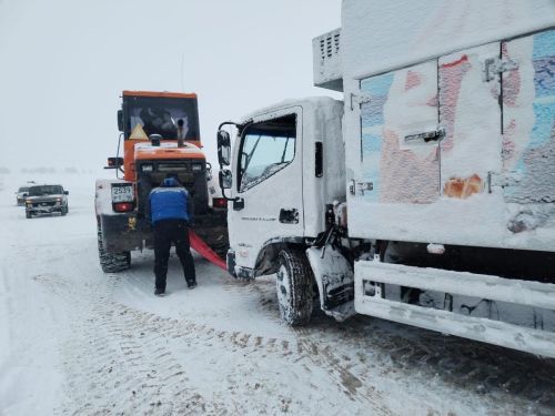 На трассе в РТ автоинспектор помог водителю грузовика, который застрял в снегу