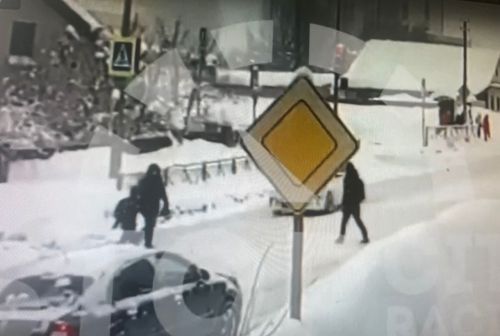 В Казани водитель иномарки сбил пешеходов и скрылся с места ДТП (видео)