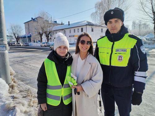 Чистопольских автоледи поздравили с наступающим праздником