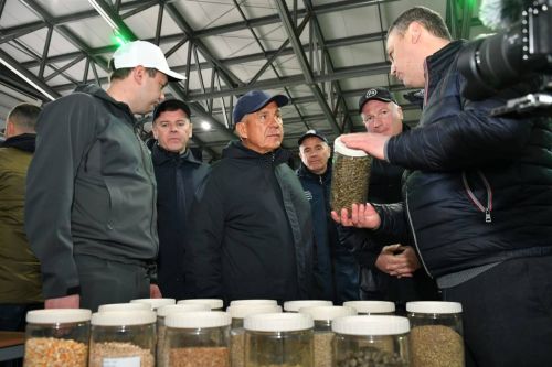 Рустам Минниханов ознакомился с ходом весенне-полевых работ в Чистопольском районе