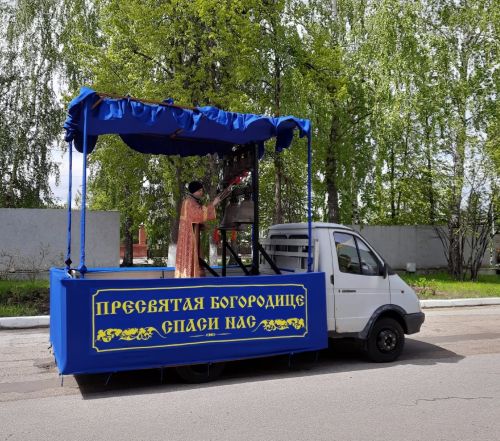 Чистопольцы прошли крестным ходом по одной из главных улиц города (фоторепортаж)