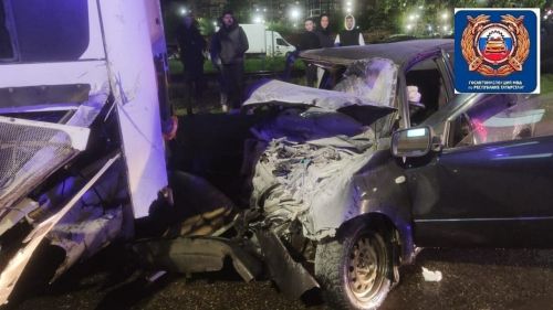 Два человека пострадали: в Челнах столкнулись легковушка и автобус