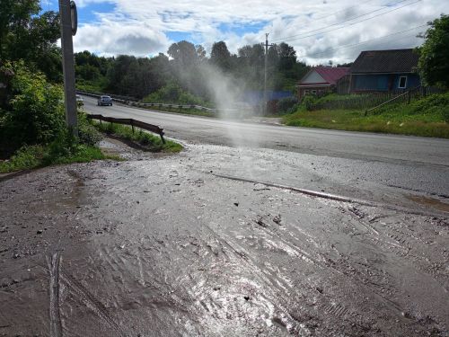 В Чистополе из трещины в водопроводной трубе бьет фонтан