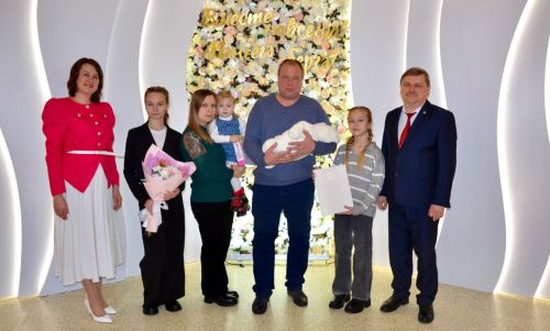 В Чистопольском ЗАГСе прошла торжественная регистрация первого ребенка 2025 года