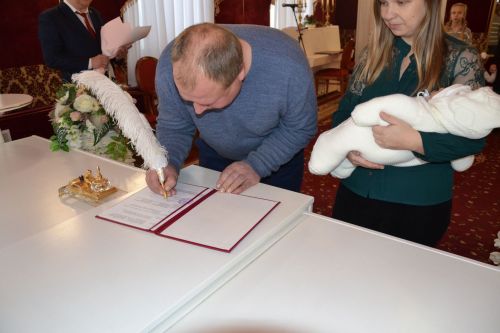 В Чистопольском ЗАГСе прошла торжественная регистрация первого ребенка 2025 года